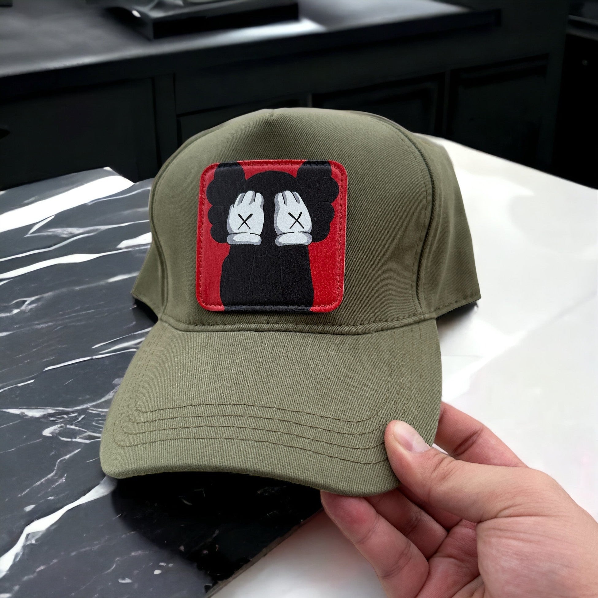 BHS1 Stickerlı Moschino Şapka - Stickerlı Şapka
